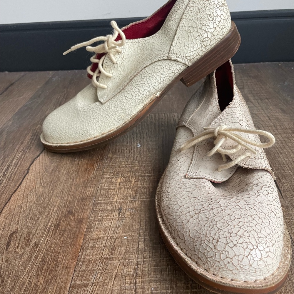 BY UK OFFICE SHOES. LEATHER LACE UPS IN ‘TEXTURED CREAM LEATHER’